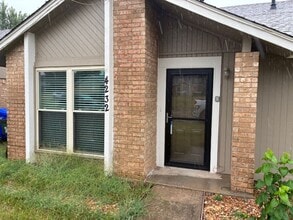 Building Photo - Charming West Norman Duplex