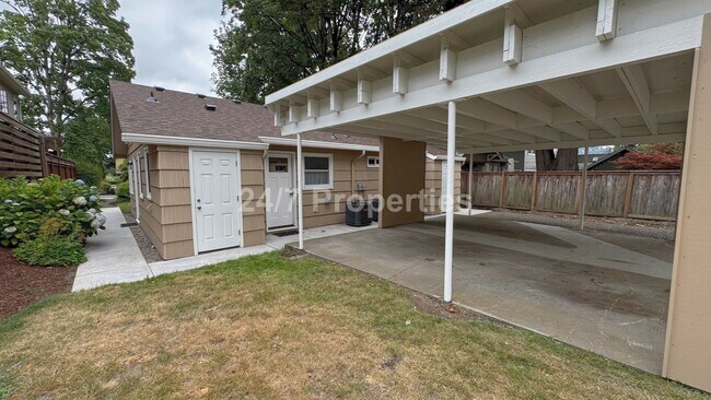 Building Photo - Remodeled 2 BD | 1 BA Duplex - First Edition Lake Oswego