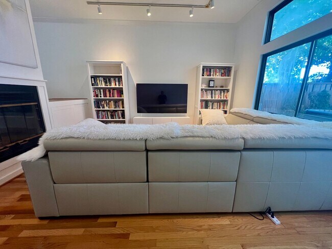 Building Photo - Luxurious 3-Bedroom Townhome in Fairmount!...