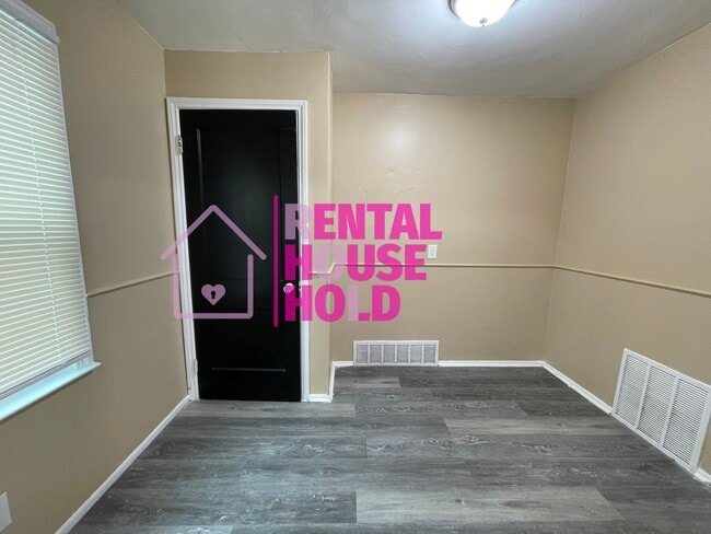 Building Photo - ~ 3 BEDROOM 1.5  BATH SINGLE FAMILY HOME~ ...