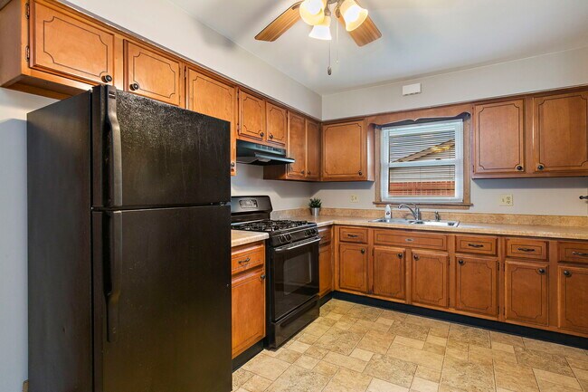 Kitchen - 1402 Heather Dr
