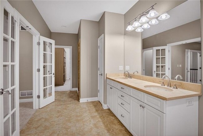 Building Photo - 402 Georgetowne Ct