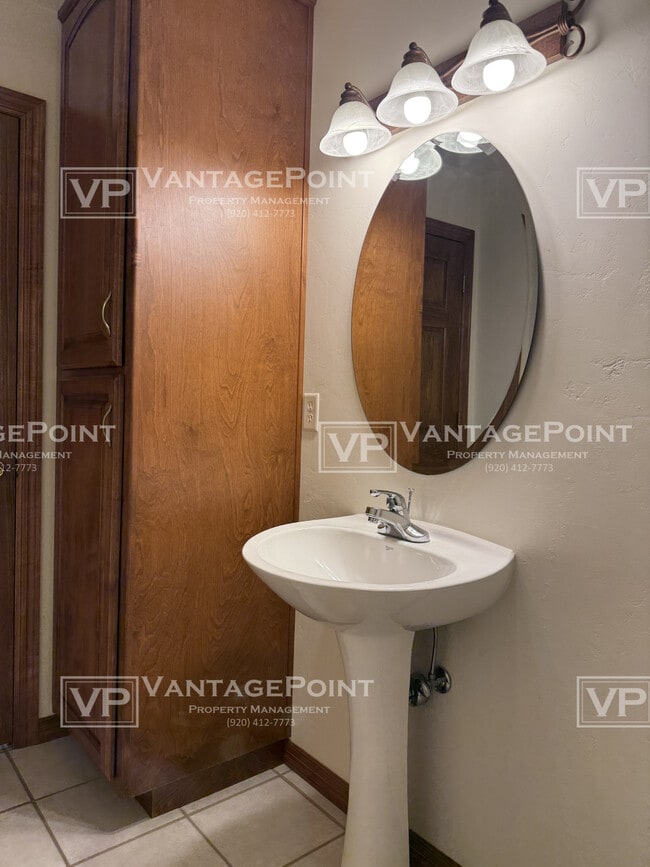 Building Photo - 2071 River Point Ct