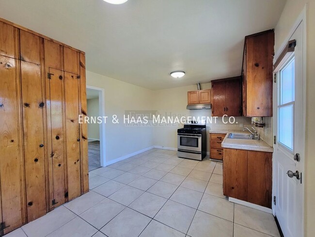 Building Photo - 15132 S Frailey Ave