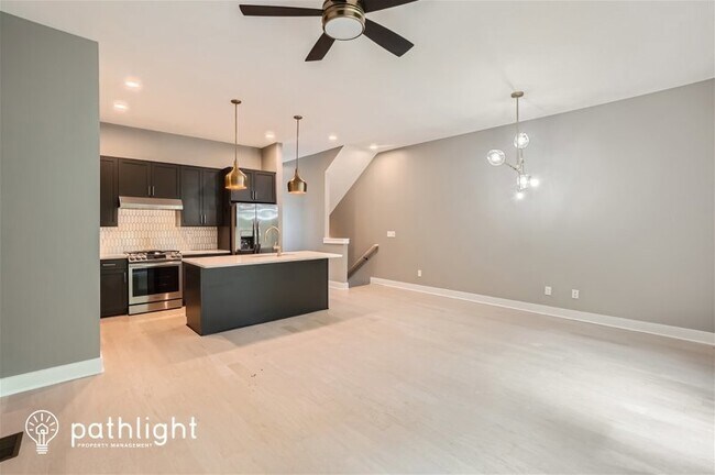 Building Photo - 865 Cavanaugh Avenue SE