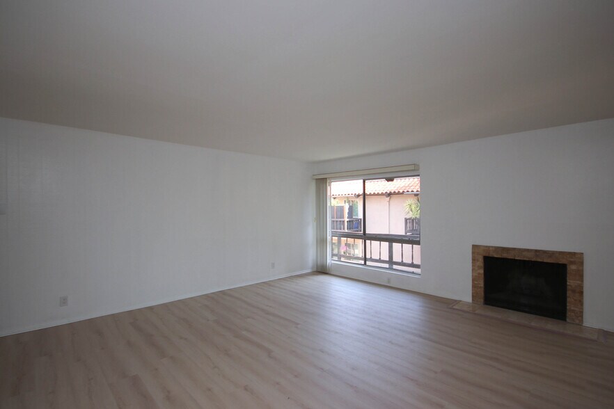 Building Photo - 1127 E Del Mar Blvd