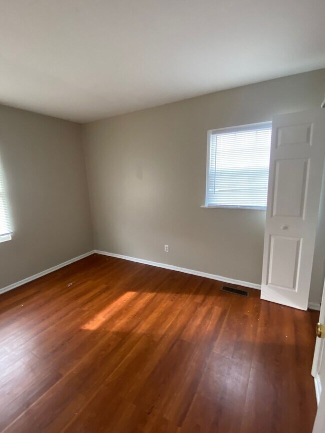 Building Photo - 3 bed 1 bath home located in Lawrence Town...