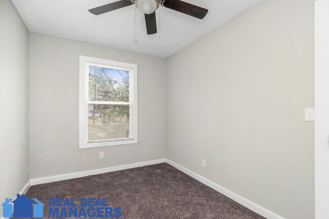 Building Photo - Charming 3-Bed Home - new paint, carpet an...