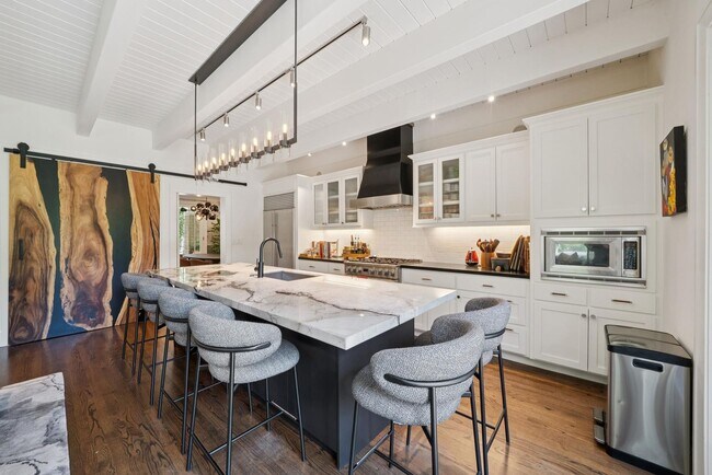 Building Photo - Beautifully Appointed 7-Bedroom Home with Lush Garden Setting in Palo Alto