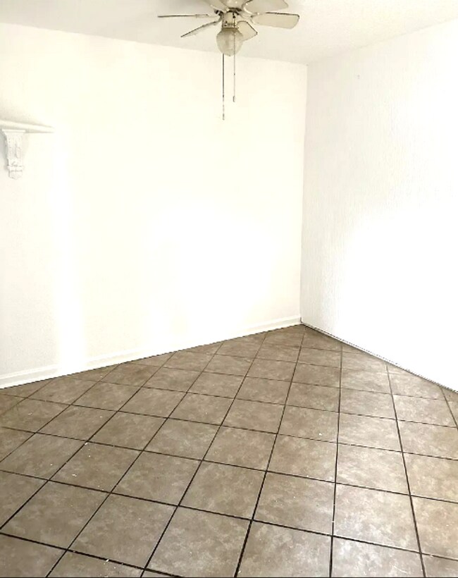 Building Photo - 1/1 condo in the heart of Clearwater - Mov...