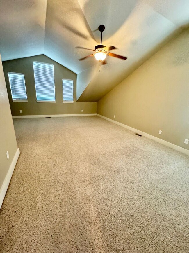 Building Photo - 915 Ridge Runner Dr