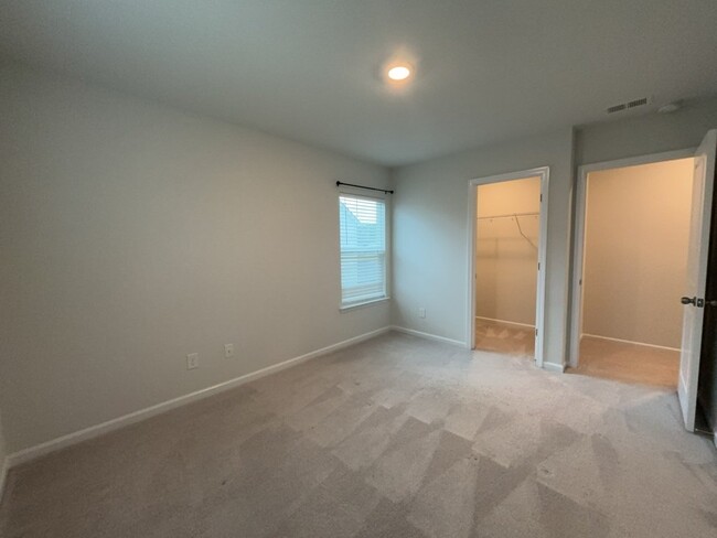 Building Photo - "Discover Spacious Comfort: 4-Bedroom Gem ...