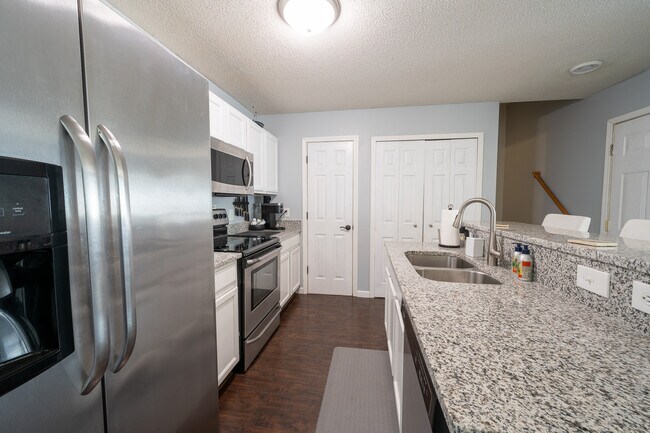 Building Photo - 7071 Quarry Ave NE