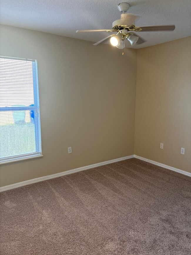 Building Photo - Beautiful 4 Bedroom, 2 Bath Split-Floor-Plan Home in Lakeside — Kissimmee, FL