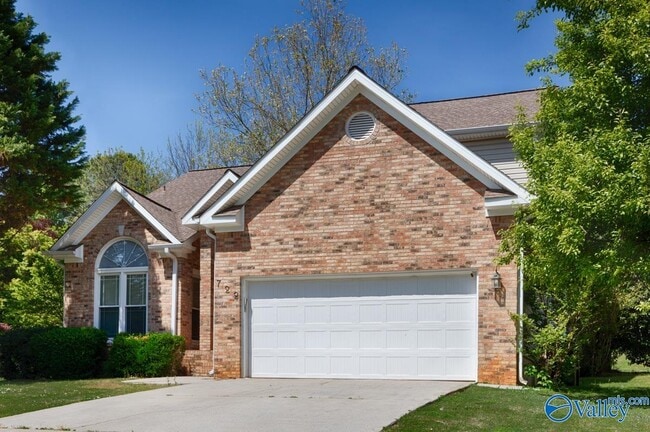 Building Photo - 722 Highland Dr