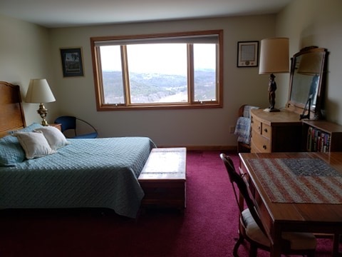 Master bedroom with Queen bed - 673 Winch Hill Rd