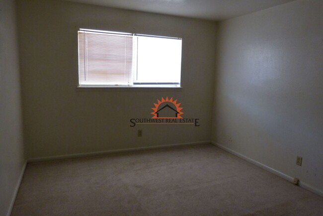 Building Photo - 2 Bedroom 1 Bath Apartment