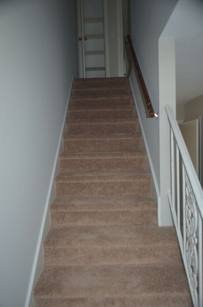 Building Photo - Beautifully Updated 2BR/1.5BA Condo Near Stratford Rd