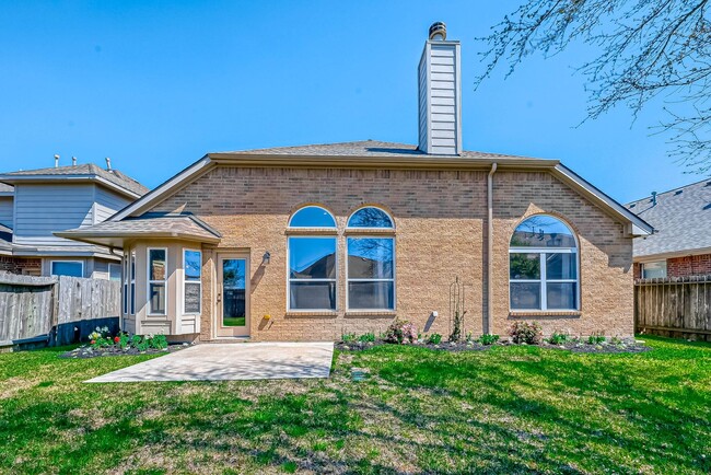Building Photo - Two-story, 4BD/2.5BR renovated home in Fie...