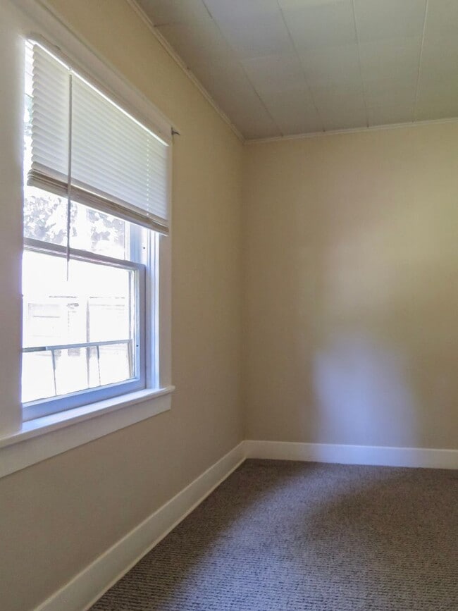 Building Photo - 2 Bedroom Cottage with in walking distance...