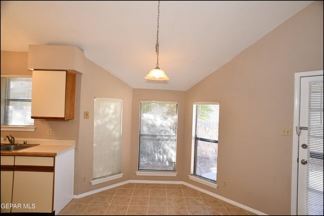 Building Photo - 813 Knorr Pl