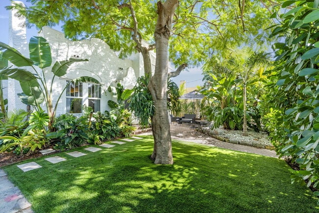 Building Photo - 715 Kaye St