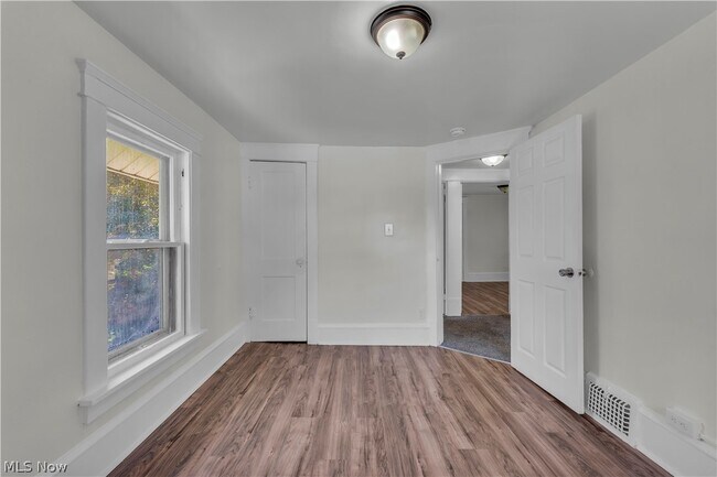 Building Photo - 1296 W Wilbeth Rd