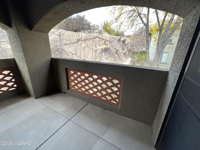 Building Photo - 5751 N Kolb Rd