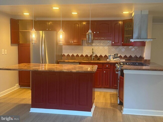 Building Photo - 10320 Westlake Dr