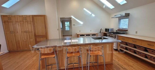 Building Photo - 16 Maple Ave