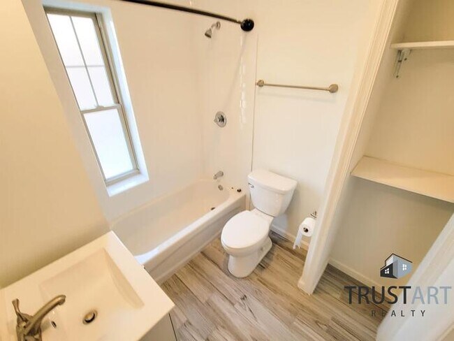 Building Photo - 3 Bedroom House in Germantown
