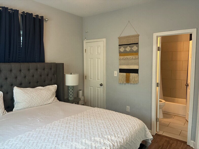Building Photo - Room in Duplex on Jones Ave NW