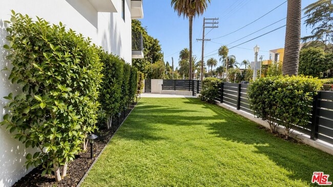 Building Photo - 2120 Beachwood Dr