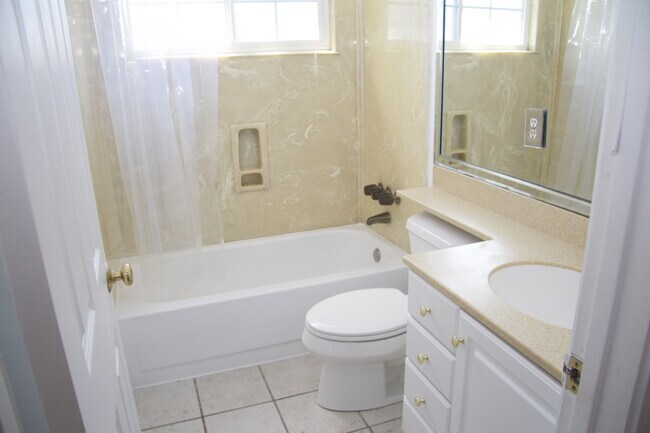 Building Photo - Great Fremont Location • Freshly Painted • Central A/C