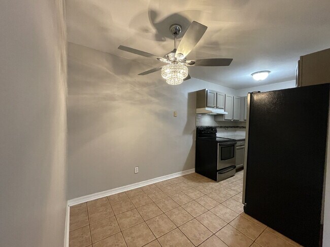 Building Photo - Private, End Unit - 2 Bed, 1 Bath Condo in...