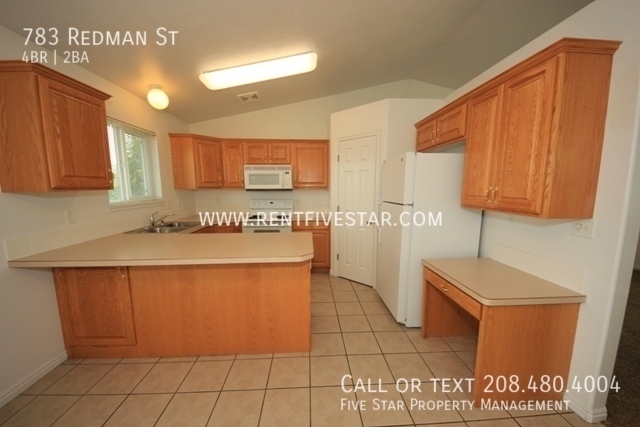 Building Photo - Spacious 4 Bedroom Home With Large Yard! V...