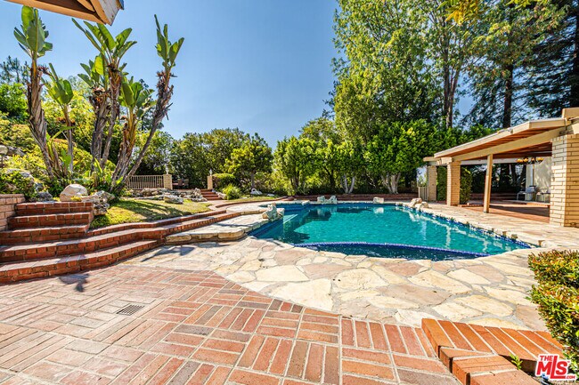 Building Photo - 18022 Lake Encino Dr