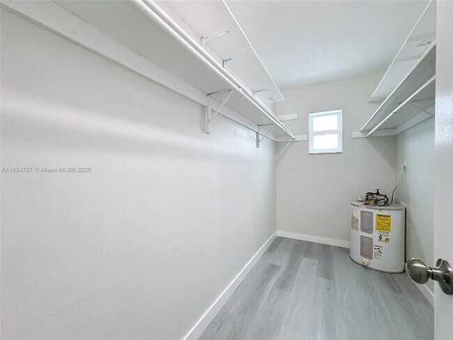 Building Photo - 901 NE 18th Ct