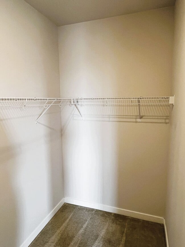 Building Photo - Modern Luxury Meets Convenience in Hillsboro