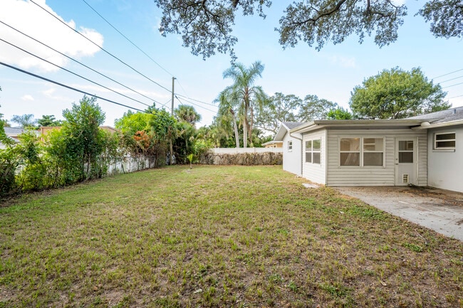 Building Photo - 1749 Sunset Point Rd
