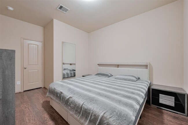 Building Photo - 4410 Fenetre Forest St