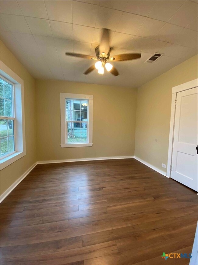 Building Photo - 904 N Main St