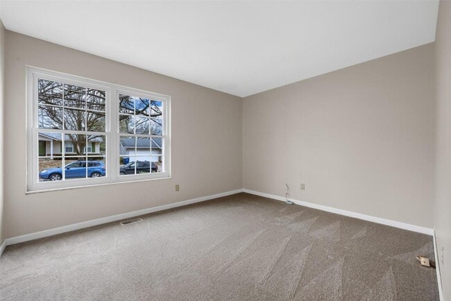 Building Photo - 215 Shadyoak Dr