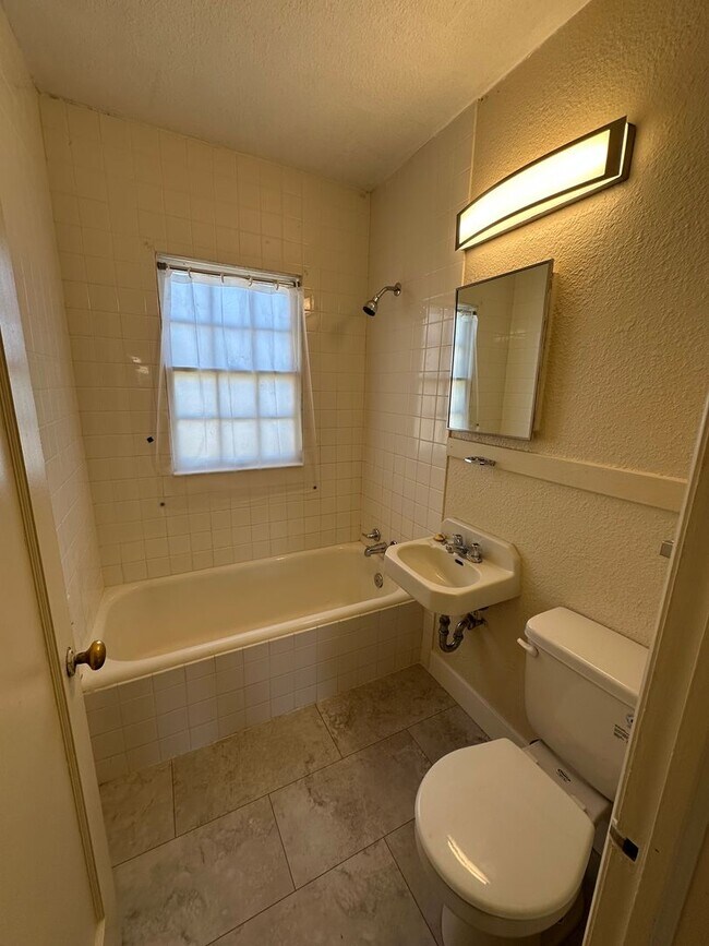 Building Photo - 2 BEDROOM, 1 BATHROOM APARTMENT