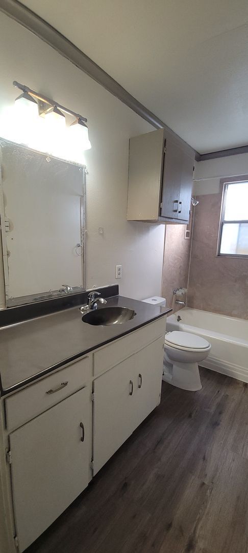 Building Photo - Spacious two bedroom cottage with central ...