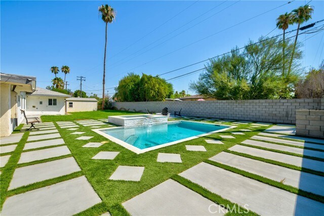 Building Photo - 642 S Mountain View Dr