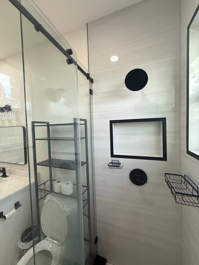 Building Photo - 1550 Center Rd