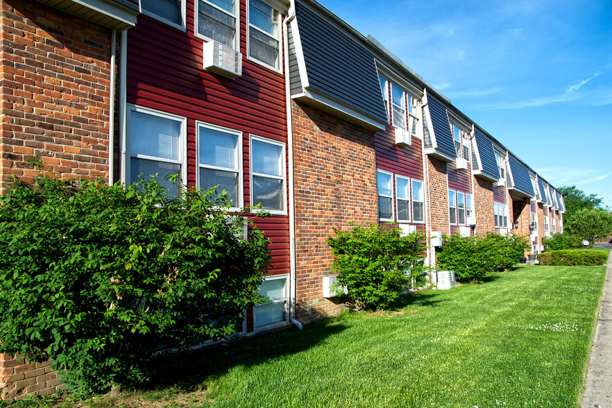 Primary Photo - Colonial Court