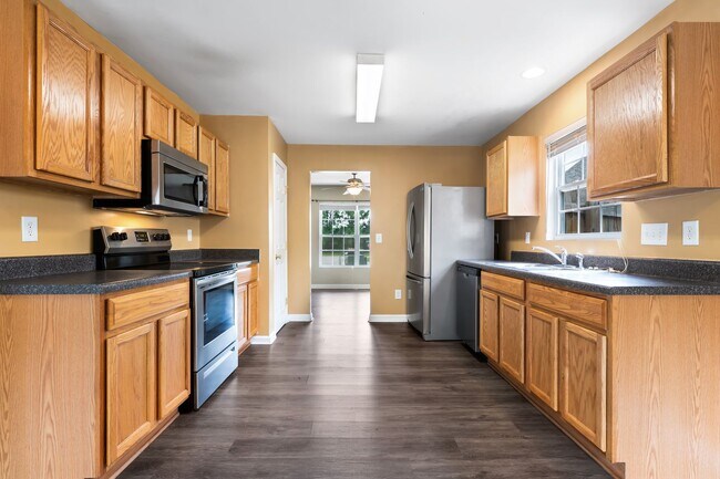 Building Photo - Beautiful 3BR Home with Fenced in Yard & 2-Car Garage in Raleigh