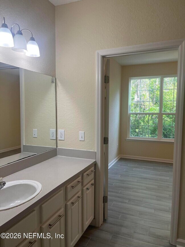 Building Photo - 13703 Richmond Park Dr N